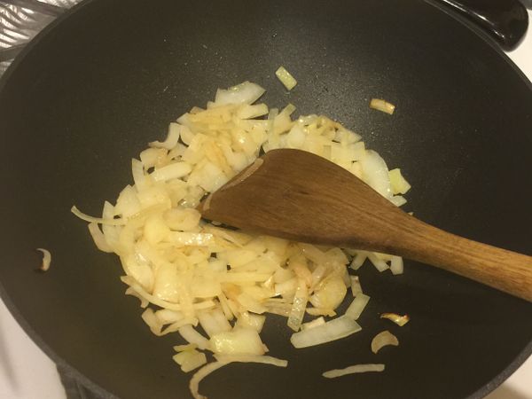 先炒洋蔥把它炒軟。