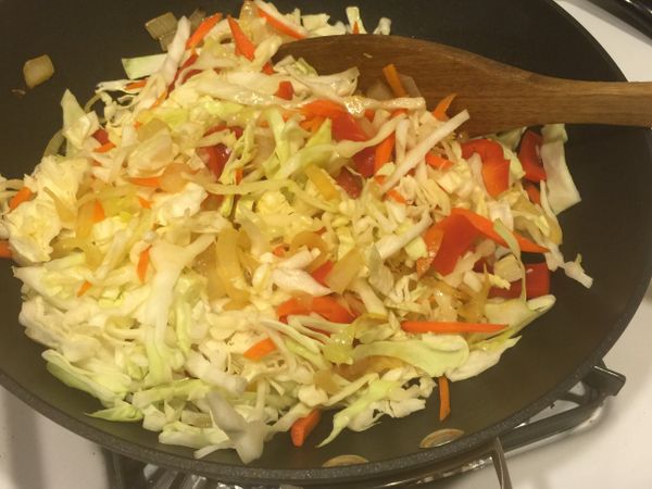 然後再加入蘿蔔炒個五分鐘再加紅椒最後白菜。把他們都炒軟加入醬油味霖高湯。煒個五分鐘。