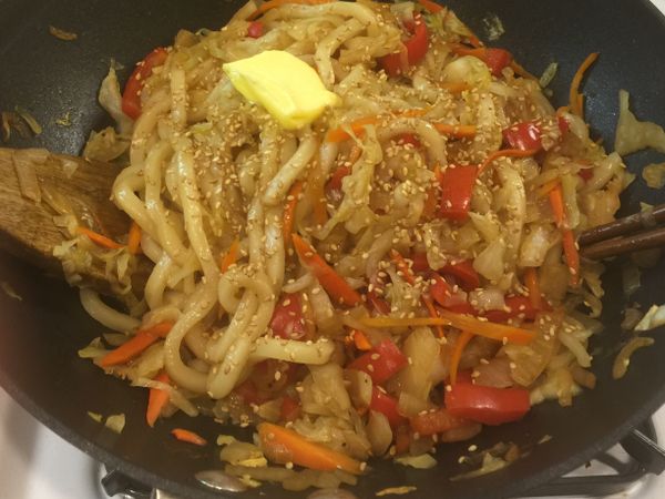 轉成小火然後加入奶油和白芝麻和蔥一起拌炒。 然後就可以吃飯啦！