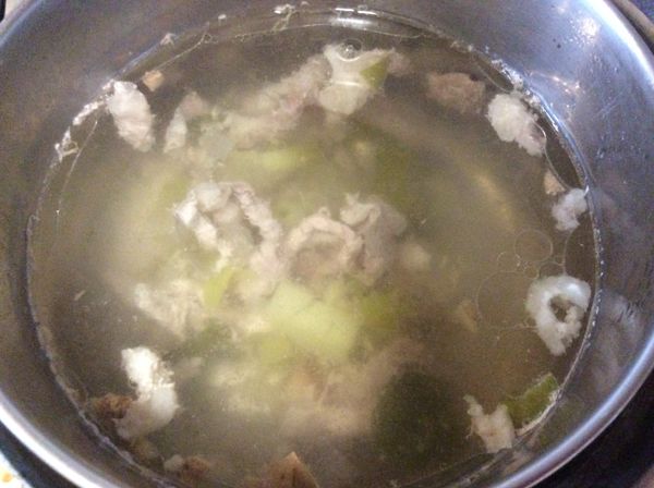 將所有材料放入電鍋內鍋，加 [調料] 拌勻，外鍋加1/3杯水，蓋上鍋蓋，按下開關直至跳起即可。