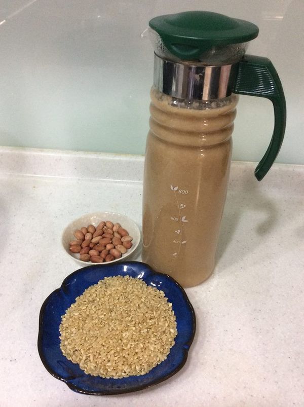 無豆漿機者,糙米及水置鍋中煮成粥放冷.將糙米粥及花生放入果汁機中打至自己滿意的程度.若太過濃稠自行加水.完成後,放入鍋中煮滾,邊煮邊攪.並且加水至自己喜歡的濃度即可.
