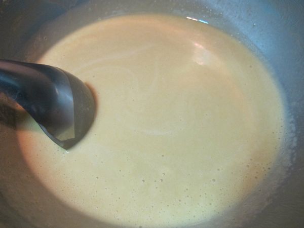 加入過篩的粉類.拌至完全看不見白粉為止.