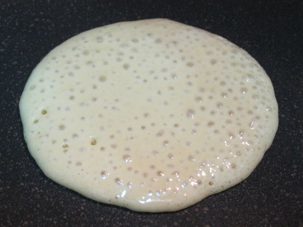 用大湯匙舀起麵糊.將麵糊倒入鍋中.麵糊會自己攤開成圓形.餅皮大小可依自己的需求自行控制.