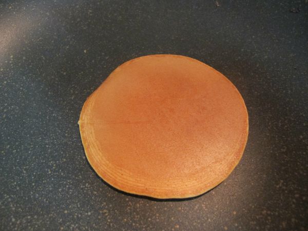 等到鬆餅冒出小泡泡就可以翻面.另一面不用久煎.約略煎個近10秒鐘即可起鍋.