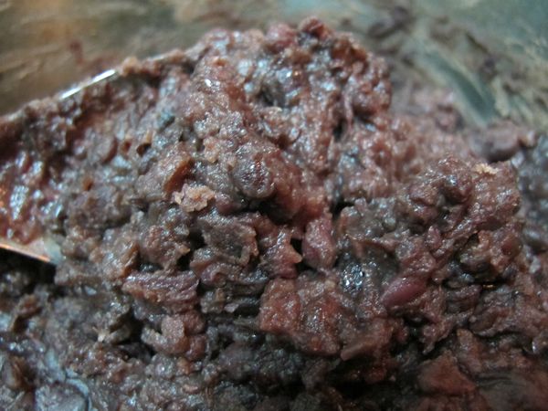 紅豆餡做法：紅豆洗淨泡水一夜.再直接以電鍋將紅豆蒸熟.趁熱加入二砂糖將紅豆拌勻即可.(喜歡吃到整顆紅豆的話.不需拌得太細.可保留一些紅豆顆粒)