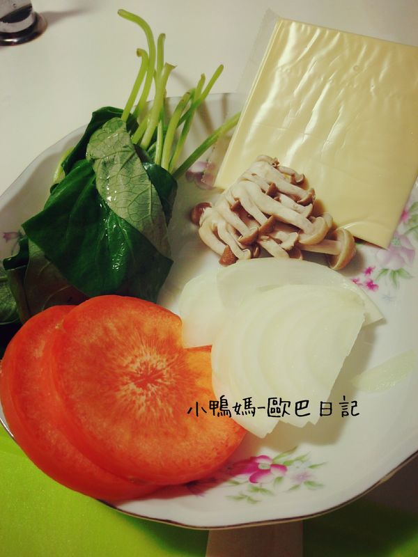 準備食材。
地瓜葉可換別的蔬菜唷(例如綠花菜)
冰箱可得的蔬菜，營養+分
如果有肉末也可以一起煮哦💖