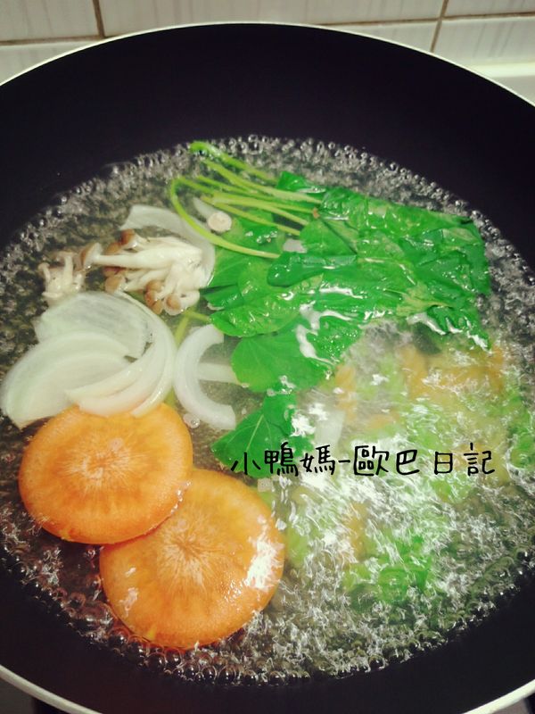 麵先下鍋煮後，其他也一起丟下去。
不用分鍋煮，很方便。
菜依序撈起，等待麵熟透