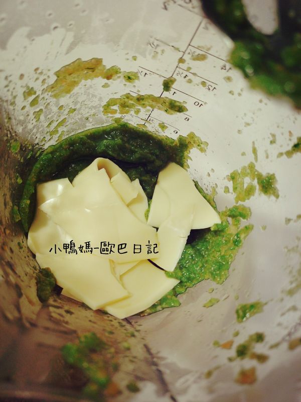 把撩起的蔬菜，全部用果汁機.攪拌棒打碎
打碎後+入起司一起打碎
【好香哦～】