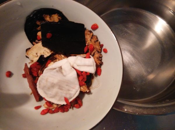 將1.5份的水倒入鍋內加熱，將四物中藥沖洗一下，放入鍋內煮開10分鐘後將藥材撈出。