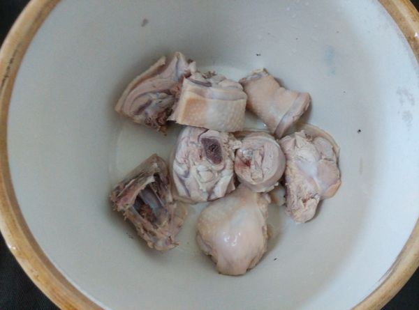 煮一鍋水，水開將500g雞腿肉放入汆燙去血水，撈出放入燉盅內。