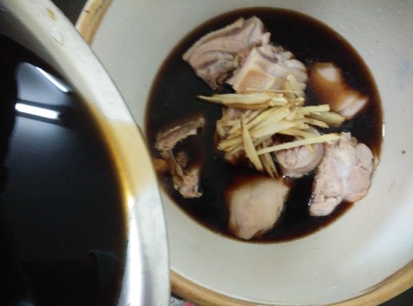 倒入熬煮好的四物湯。