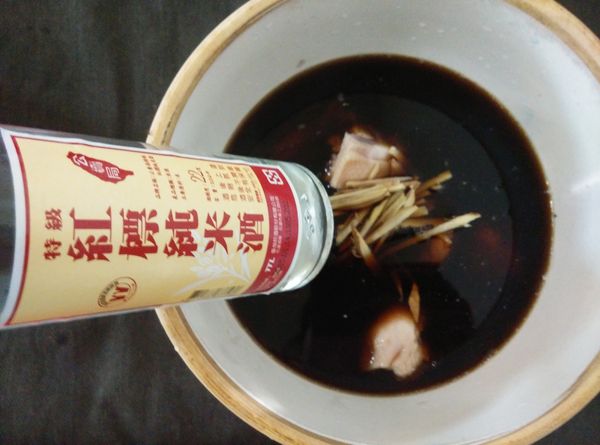 倒入一瓶台灣菸酒紅標純米料理米酒。