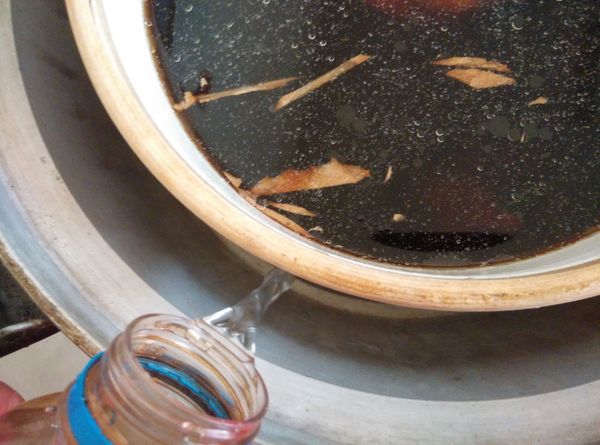 將準備好的食材放入傳統電鍋中，外鍋加一杯半的水，蓋上鍋蓋，燉煮到開關跳起來即可食用。（蒸煮的水請用煮過的水，可以減少氯氣的污染。）