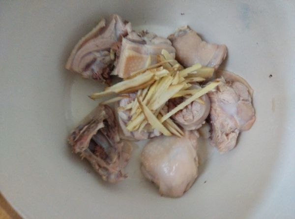 將薑洗淨切細絲，放入盅內。