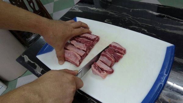 將澳洲冷藏牛肋條切段，約5CM