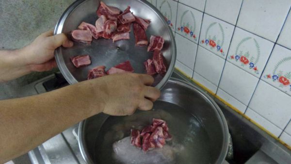 將處理好的牛肋條稍微燙一下，撈起牛肉