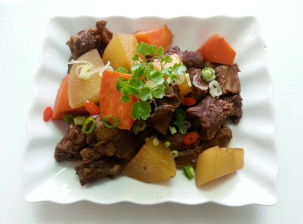 煮好後，撈起牛肋條及紅白蘿蔔擺盤，或者勾芡做燴飯