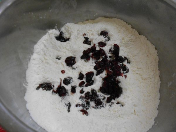 再放入蔓越梅乾拌勻。