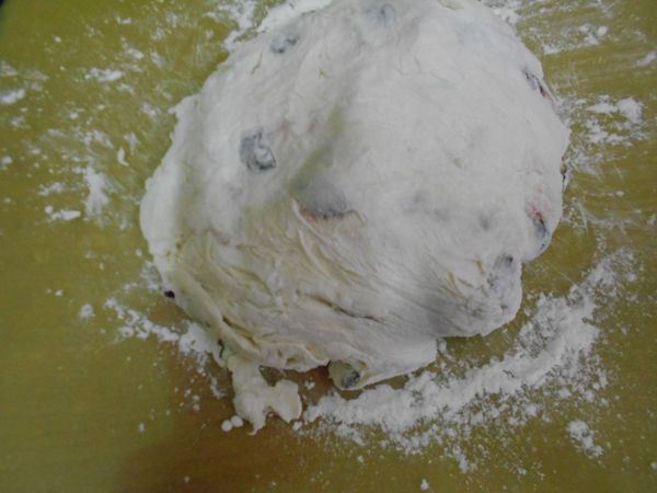 桌上攦上高筋麵粉，麵糰也攦上高 筋麵粉，輕輕的壓把空氣拍出。