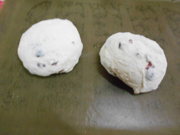 將麵糰平均分成兩份蓋上乾淨的布或保鮮模休息15分。