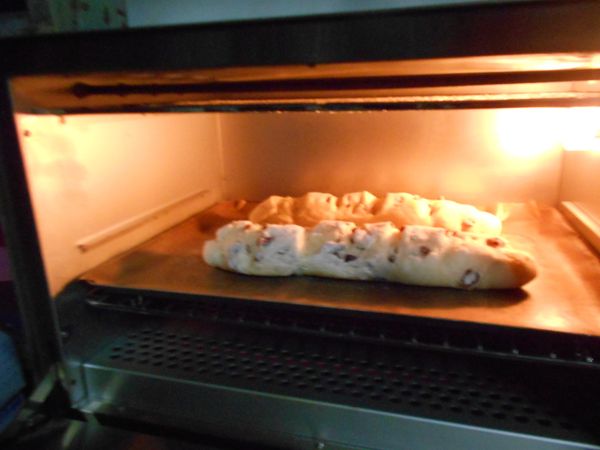 發酵好前10分把麵糰拿出烤箱，烤預熱210度。
將麵糰放入已預熱好的烤箱中210度烤15-20分。