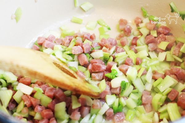 續入切丁的青江菜梗拌炒。