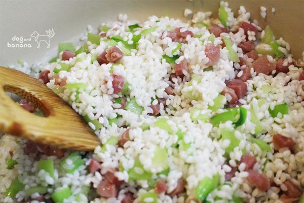 把米倒進來拌炒至每顆米都沾上油。