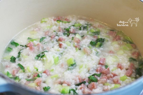 倒進雞高湯後煮滾並以鹽調味,蓋上鍋蓋轉最小火煮13分鐘,熄火後繼續燜5分鐘。