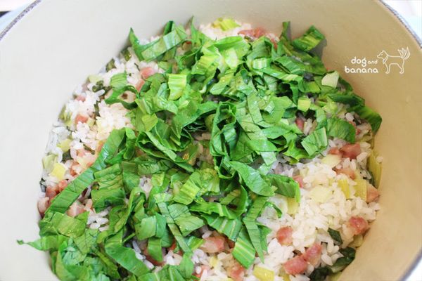 打開鍋蓋放進剩餘的青江菜葉,然後蓋上鍋蓋續燜5分鐘。