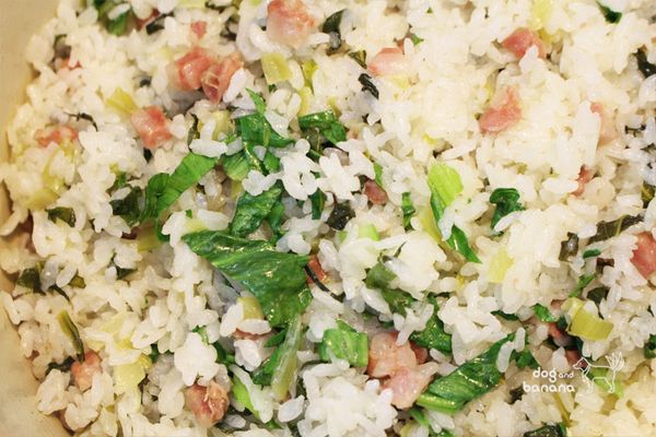 打開鍋蓋灑上適量白胡椒拌勻就上桌囉。