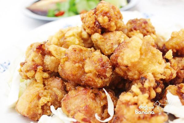 把炸好的雞塊平舖於網架上略攤涼就可盛盤上桌囉~