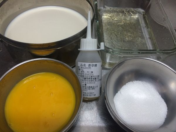 首先先把所有材料都準備好
吉利丁片先泡冷水備用