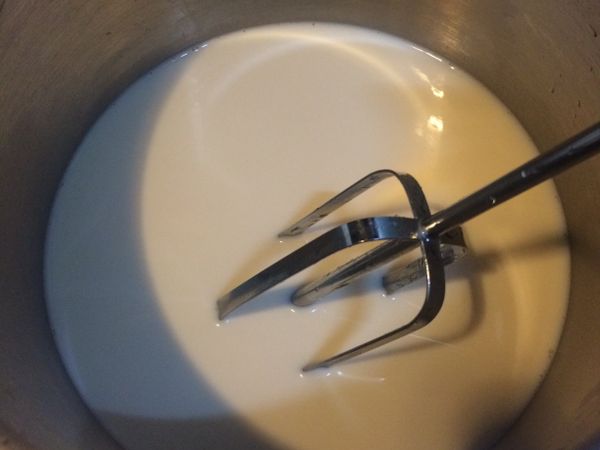 細砂糖與鮮奶先拌勻
再用小火慢慢的加熱至砂糖溶化
（注意：不可開大火）
約溫度在60度左右