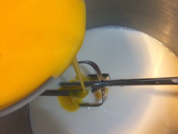 接著確定溫度再60度左右再慢慢的把蛋黃液加入鮮奶中，要慢慢加入邊拌均勻
（注意：溫度過高會變成蛋花湯喔）