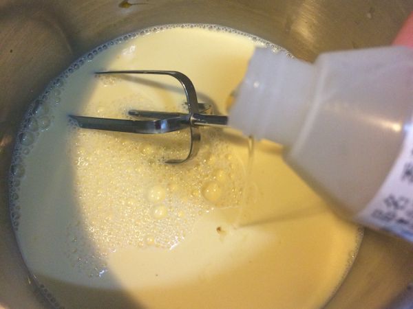 拌勻之後加入泡軟的吉利丁片
及香草精少許