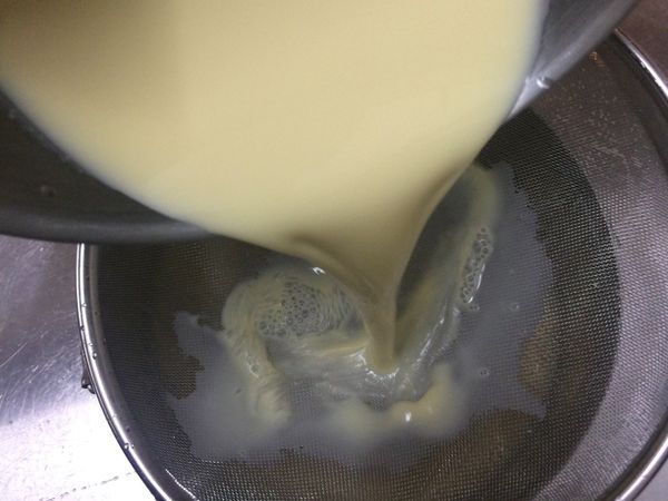 再來布丁液過篩兩次
把裡面未溶化的吉利丁濾出