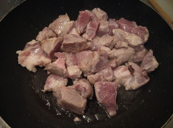 熱鍋，倒入一小匙的橄欖油，將豬前胛肉切成塊狀，放入鍋內煎到表面變白，這樣才能封住肉汁不會在燉煮時流失。（如果您使用的是三肉部位，建議直接不加橄欖油，以小火煎出三層肉脂肪，吃來更香更健康。）