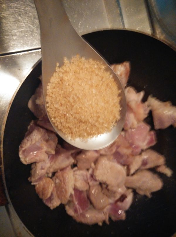 加入一匙的砂糖。