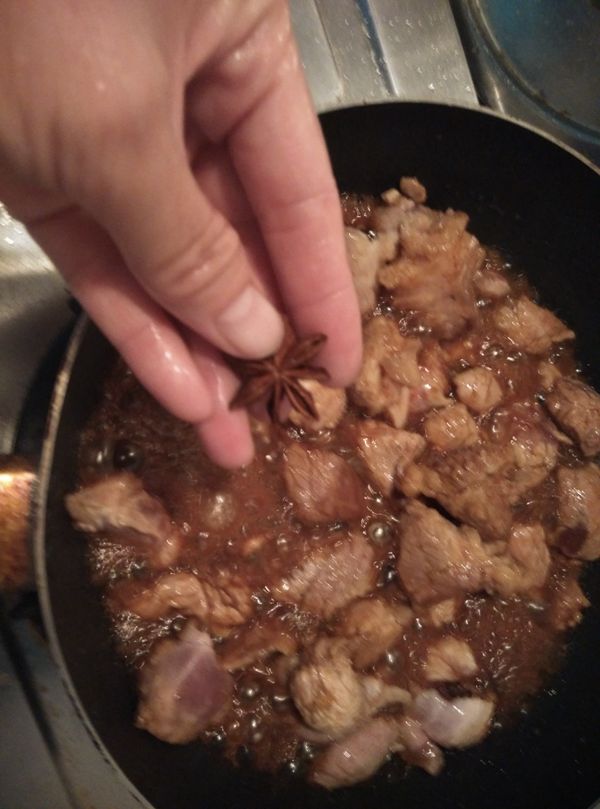 將一朵八角洗淨，放入鍋中一起滷。