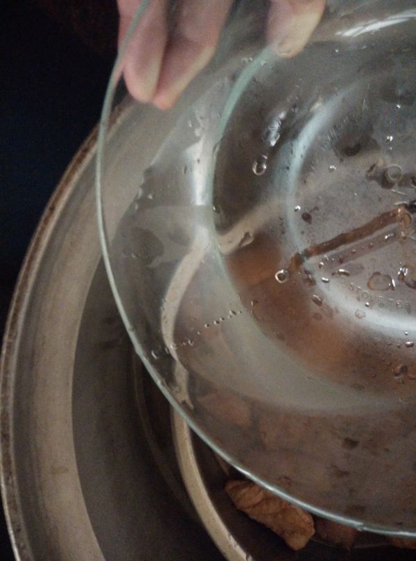 外鍋加1.5杯的水，蓋上蓋鍋進行蒸煮動作，待開關跳起來，滷香香前胛肉就完成了。