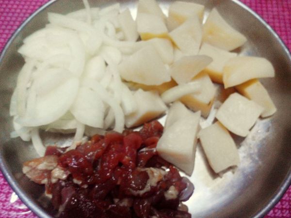 薑馬鈴薯削皮，切塊，放入電鍋燒燒蒸軟
洋蔥/肉片切絲