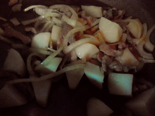 熱一油鍋，加入適量奶油，先放入洋蔥及肉絲炒軟，再加入馬鈴薯塊拌炒
然後匯入適量醬油，轉小火煮滾