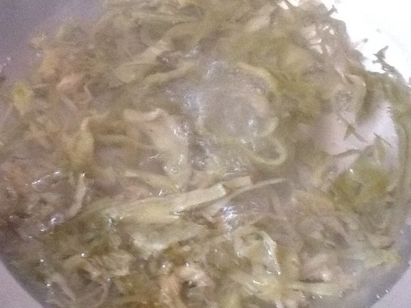 3.另起一小鍋水，將鹹菜汆燙約2-3分鐘後撈起備用。