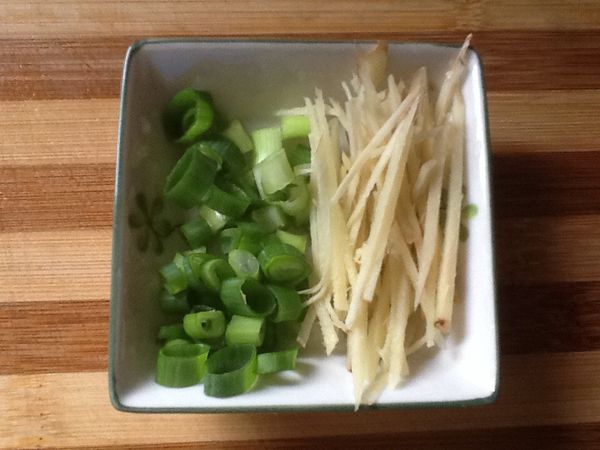 4.將青蔥切蔥花，薑切絲備用。