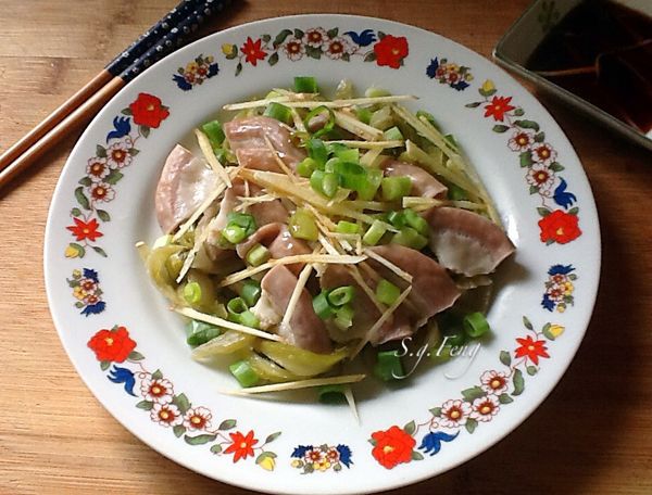 6.取盤放上酸菜、粉腸，撒上薑絲、蔥花，淋上香油或麻油。