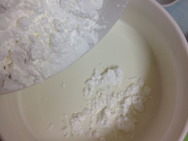 200cc的鮮奶 加入玉米粉拌勻備用