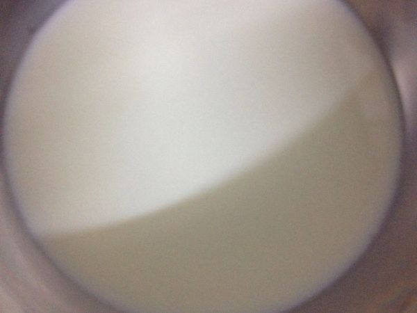 400cc的牛奶以小火加熱 加入砂糖 鮮奶油攪拌至砂糖溶化