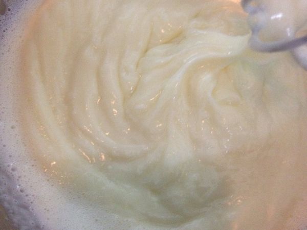 有氣泡冒出來就可以關火 拉起來有折痕狀即可