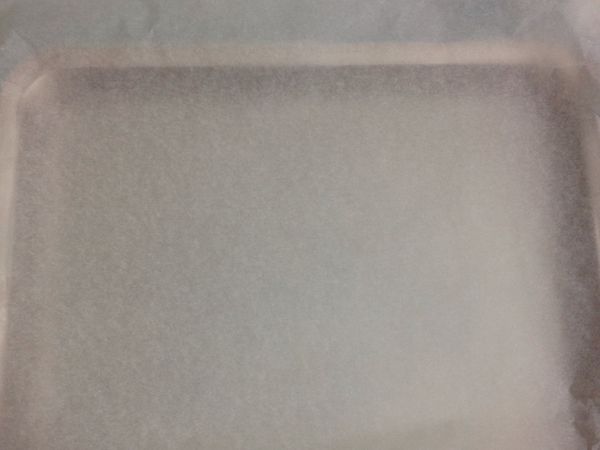 取ㄧ方盤 鋪上烘焙紙