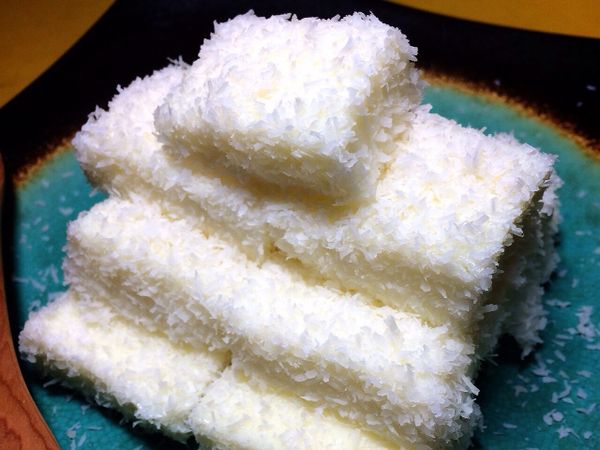 切成小塊 均勻灑上椰子粉即可